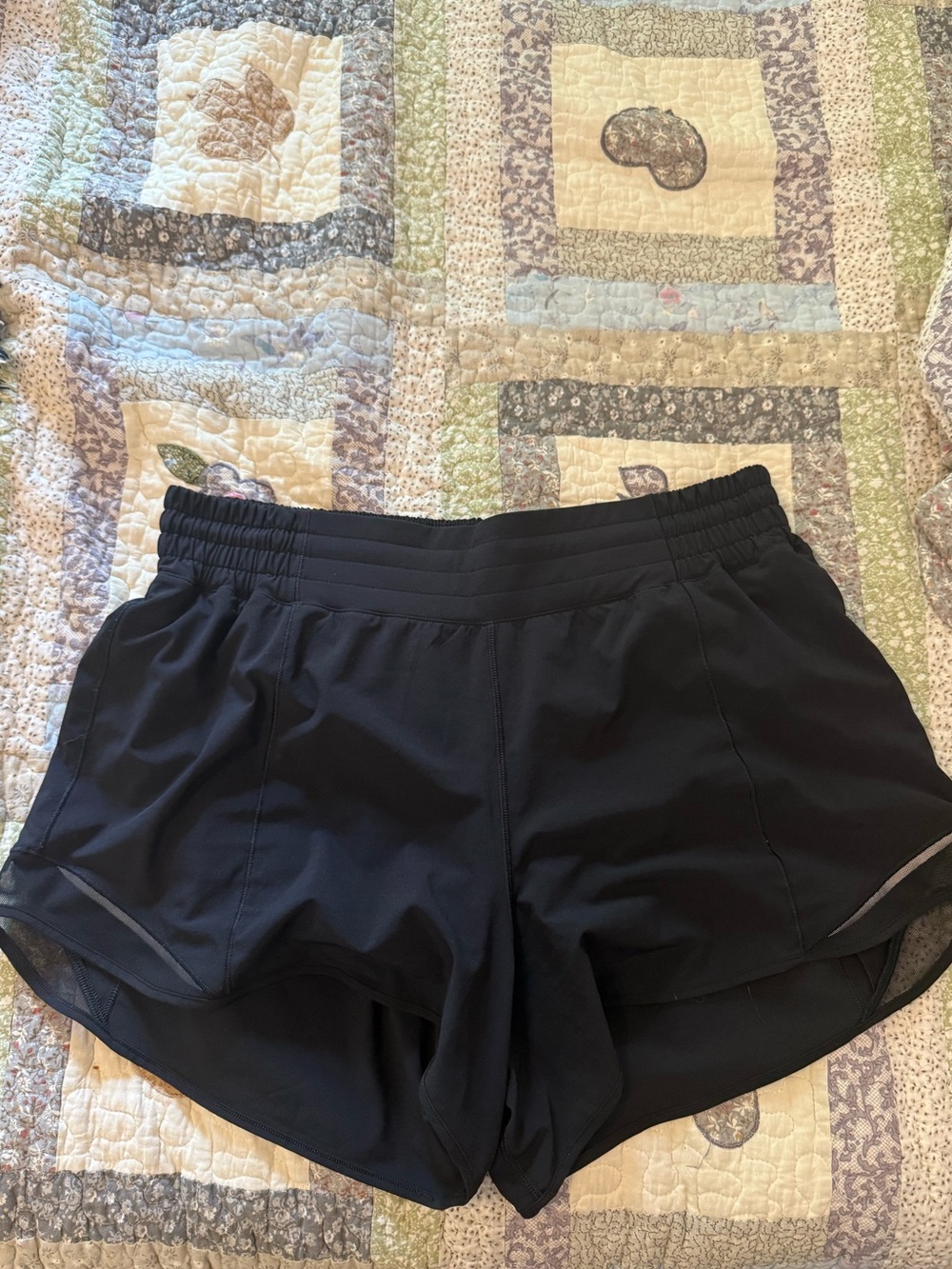 lululemon athletica Black Women's hotty hot shorts 4”